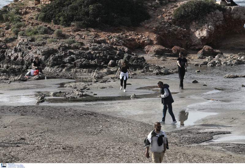 Το φυσικό φαινόμενο της άμπωτης στη θαλάσσια περιοχή στο Καβούρι Αττικής