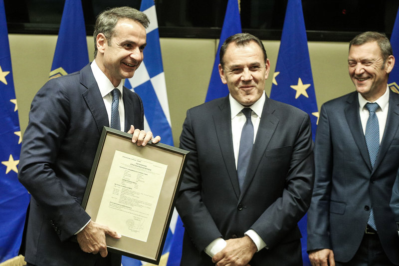 Ο υπουργός Άμυνας Νίκος Παναγιωτόπουλος δώρισε στον Κυριάκο Μητσοτάκη το δελτίο κατάταξής του στην Πολεμική Αεροπορία.