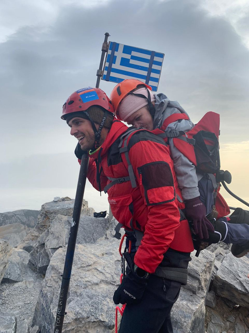 αντρας κοπελα στην πλατη