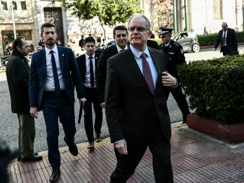 Ο πρόεδρος της Βουλής φτάνει στο ΣτΕ για να ενημερώσει την Αικατερίνη Σακελλαροπούλου για το αποτέλεσμα της ψηφοφορίας