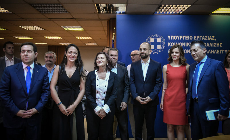 Νότης Μηταράκης, Δόμνα Μιχαηλίδου, Θεανώ Φωτίου, Κώστας Μπάρκας, Εφη Αχτσιόγλου, Γιάννης Βρούτσης