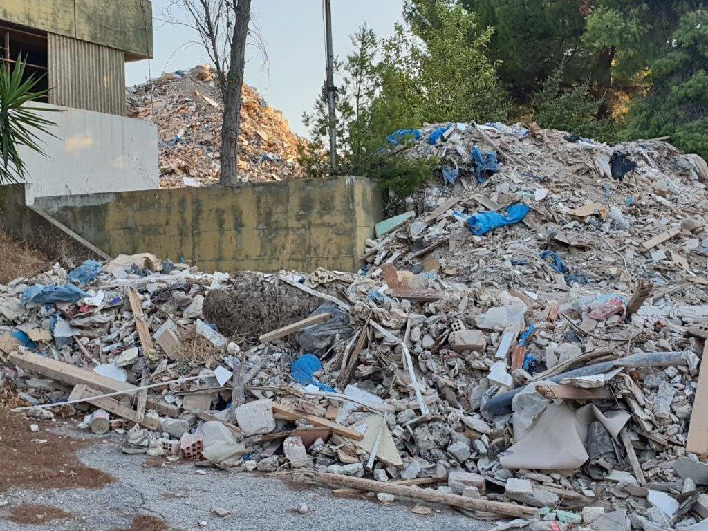 Τα στερεά απόβλητα που πετούσαν στην Λεωφόρο Σχιστού στο Χαϊδάρι