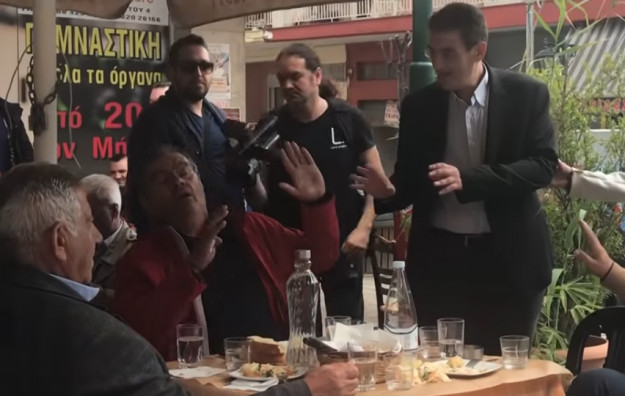 Κάτοικοι αποδοκιμάζουν τον υποψήφιο του ΣΥΡΙΖΑ Χρήστο Γιαννούλη στα Γιαννιτσά