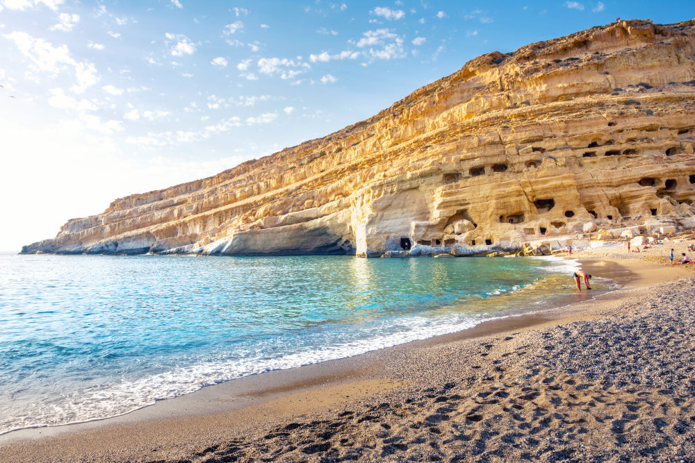 Τα γαλαζοπράσινα νερά εκεί που σκάει το κύμα στα Μάταλα