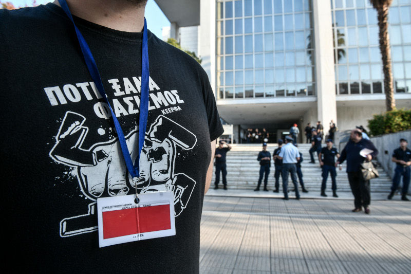 Μέλη της ΚΕΕΡΦΑ έξω από το δικαστικό Μέγαρο