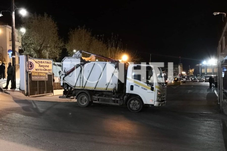 Τα σκουπιδιάρικα του Δήμου Λέσβου επιχείρησαν νωρίτερα να αποκόψουν το λιμάνι πριν φτάσουν οι διμοιρίες των ΜΑΤ