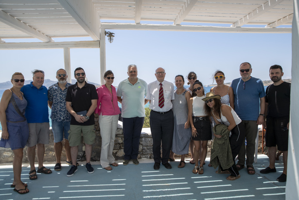 Οι επιτελείς της αρχαιολογικής έρευνας και της έκθεσης μετά την ενημέρωση των δημοσιογράφων