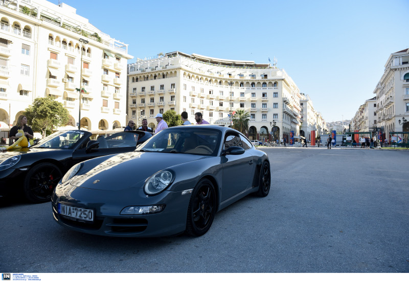 Οι Porsche σταθμευμένες σαν... στρατιωτάκια στην πλατεία Αριστοτέλους.