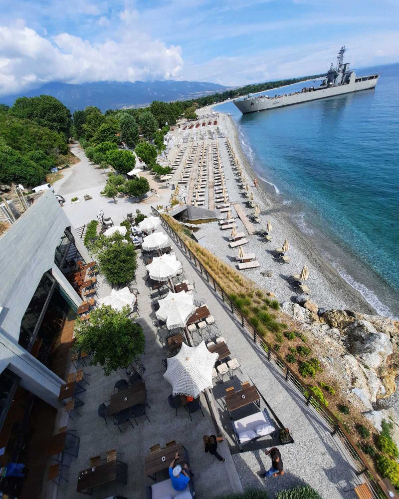 Το αρματαγωγό «Α/Γ ΛΕΣΒΟΣ L176» σε beach bar