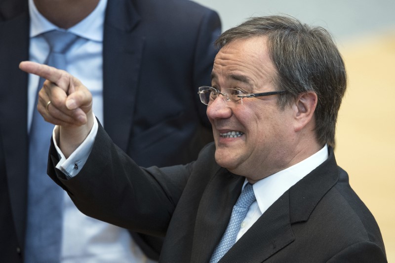 Ο Αρμιν Λάσετ δείχνει