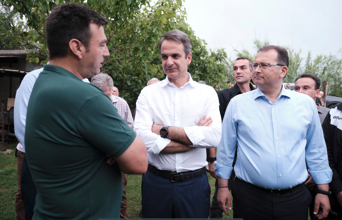 Συνομιλία Μητσοτάκη με πολίτες στην Αρτα