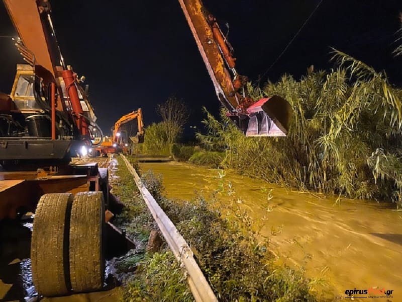 Υπερχειλισμένο ρέμα και εκσκαφέας
