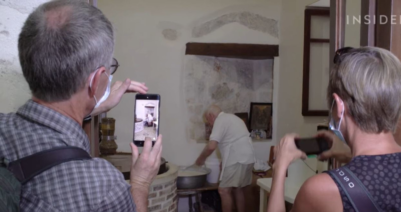 Τουρίστες συρρέουν στην επιχείρησή του για να τραβήξουν φωτογραφίες και να δοκιμάσουν τα γλυκά που πουλάει 