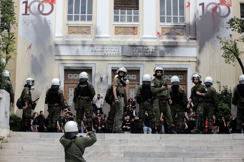 Πλήθος φοιτητών βρίσκεται εντός του Οικονομικού Πανεπιστημίου.