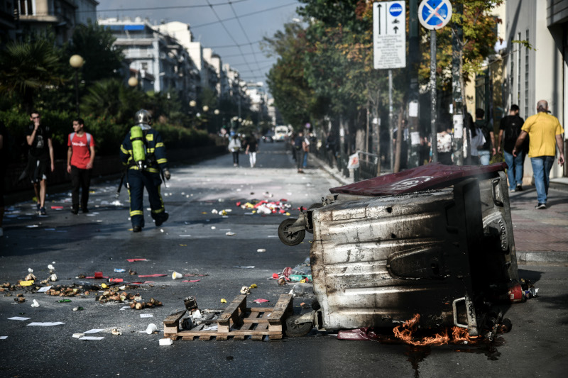 Καμμένος κάδος από τα επεισόδια που σημειώθηκαν στην ΑΣΟΕΕ