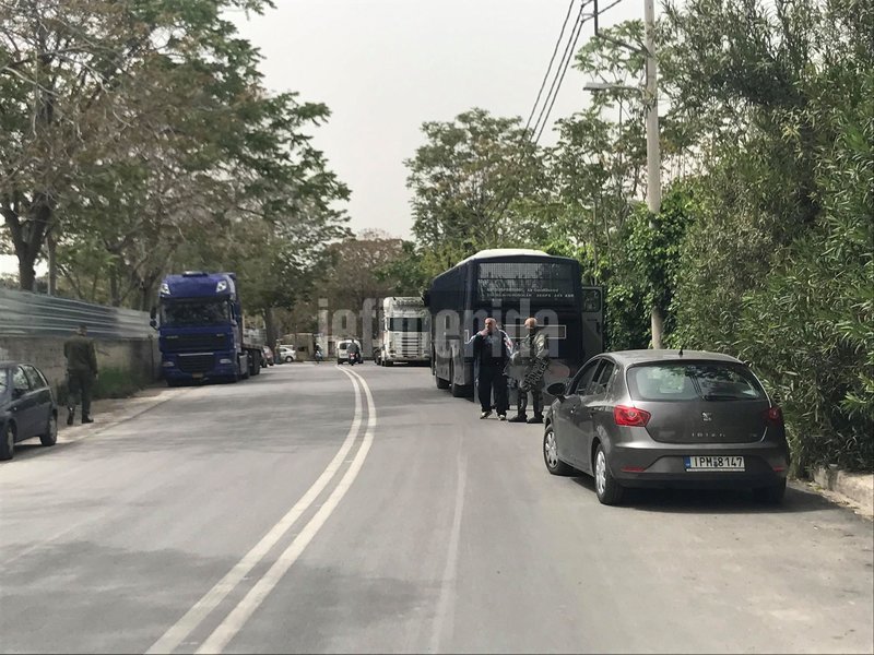 Αστυνομικοί στον δρόμο έξω από το Κέντρο Φιλοξενίας Προσφύγων του Ελαιώνα