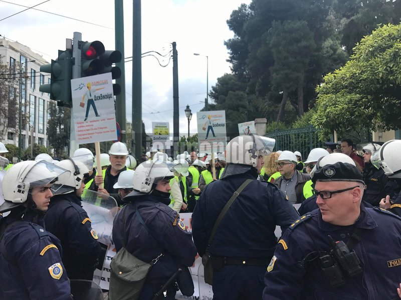 Μηχανικοί με αστυνομικές δυνάμεις μπροστά τους