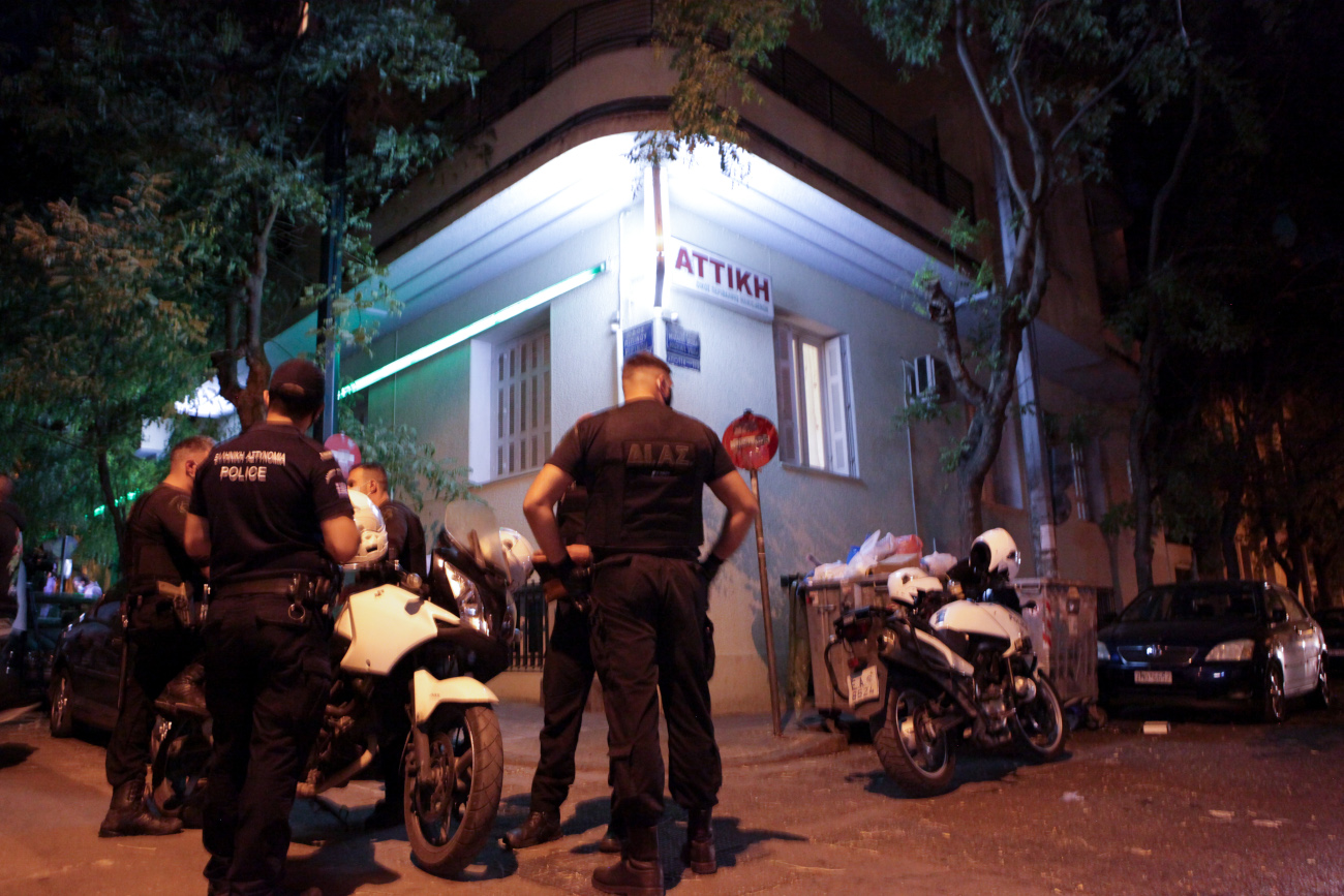 Αστυνομικοί έξω από τον Αγιο Παντελεήμονα