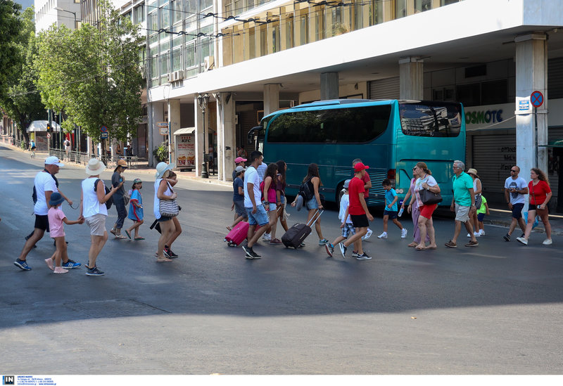 Τουρίστες περπατούν στην Αθήνα τον Δεκαπενταύγουστο