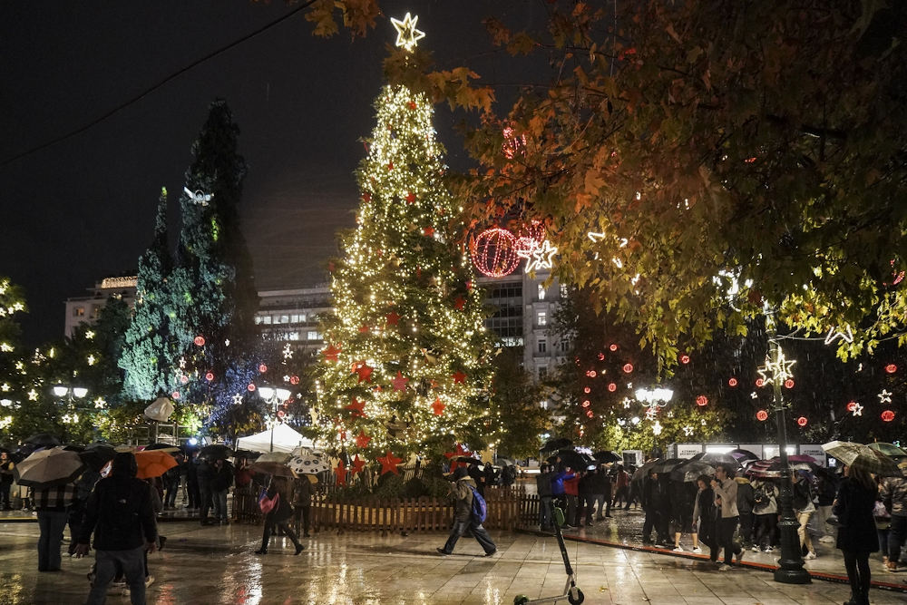 Η εικόνα της πλατείας Συντάγματος μετά τη φωταγώγηση του δέντρου