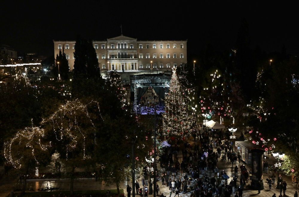 Η εικόνα της πλατείας Συντάγματος λίγο πριν την τελετή για τη φωταγώγηση του χριστουγεννιάτικου δέντρου
