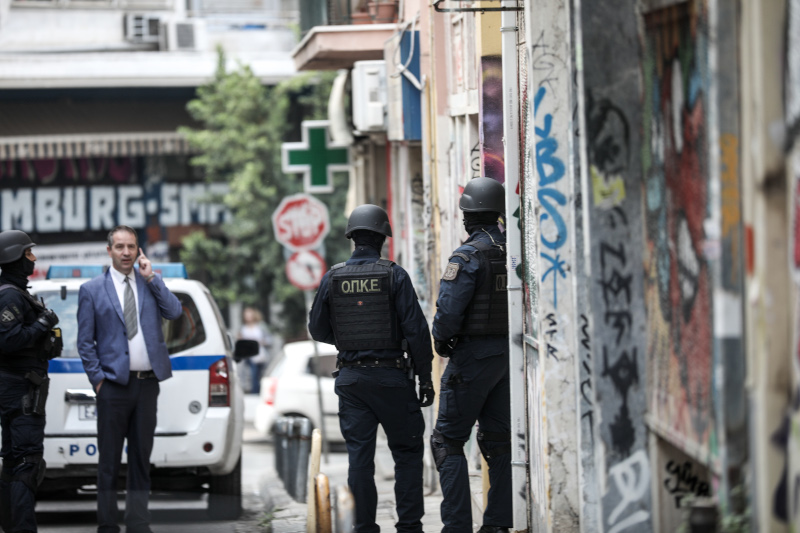 Στιγμές μετά την έφοδο της ΕΛ.ΑΣ στο διαμέρισμα στα Εξάρχεια