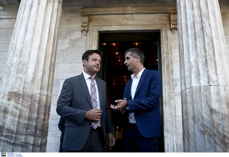 Ο Κ. Μπακογιάννης και ο απερχόμενος δήμαρχος Γ. Μπρούλις συζητούν έξω από το δημαρχείο