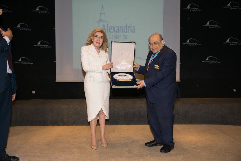 Ο Διευθυντής της Βιβλιοθήκης της Αλεξάνδρειας Mostafa El Feki απονέμει τιμητική διάκριση στην Μαριάννα Β. Βαρδινογιάννη