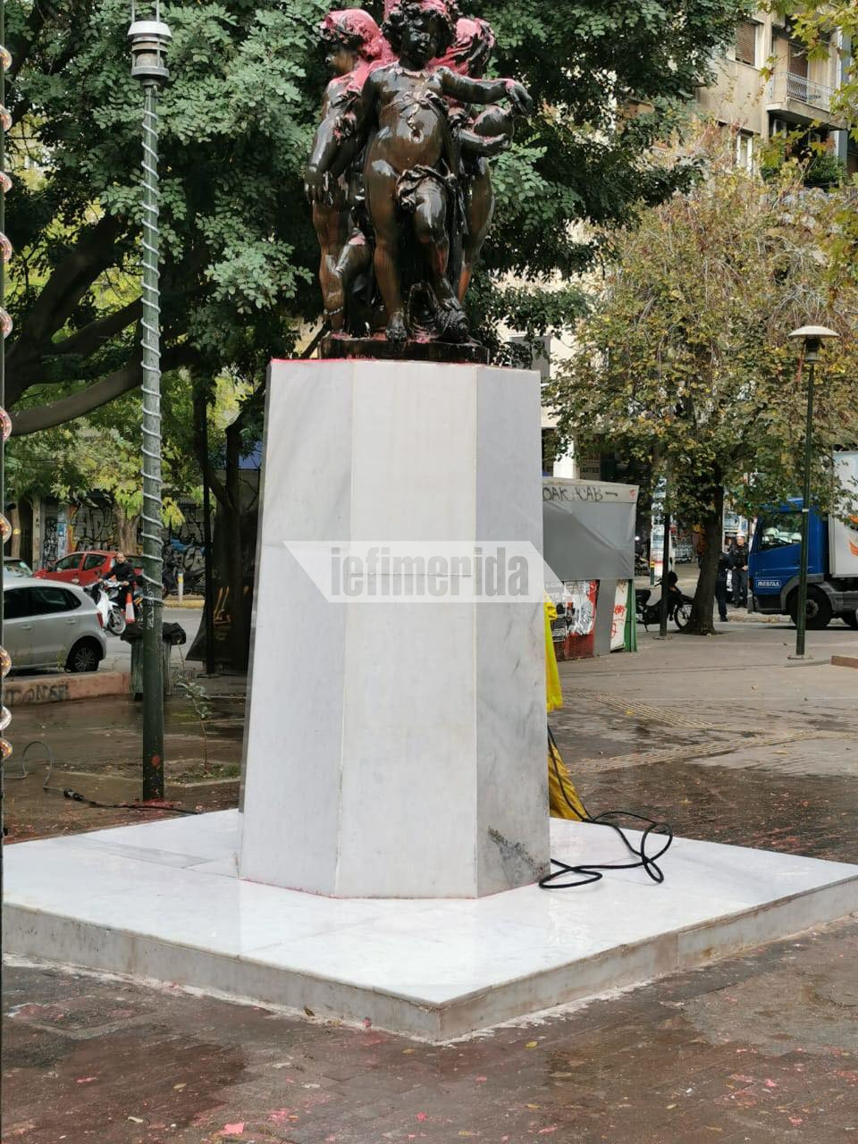 Το συνεργείο καθάρισε το άγαλμα