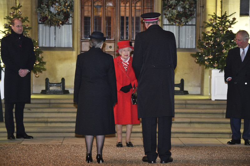 Το ντεμπούτο της Βασίλισσας Ελισάβετ με τον Κάρολο, τον Γουίλιαμ και την Κέιτ σε 9 μήνες 