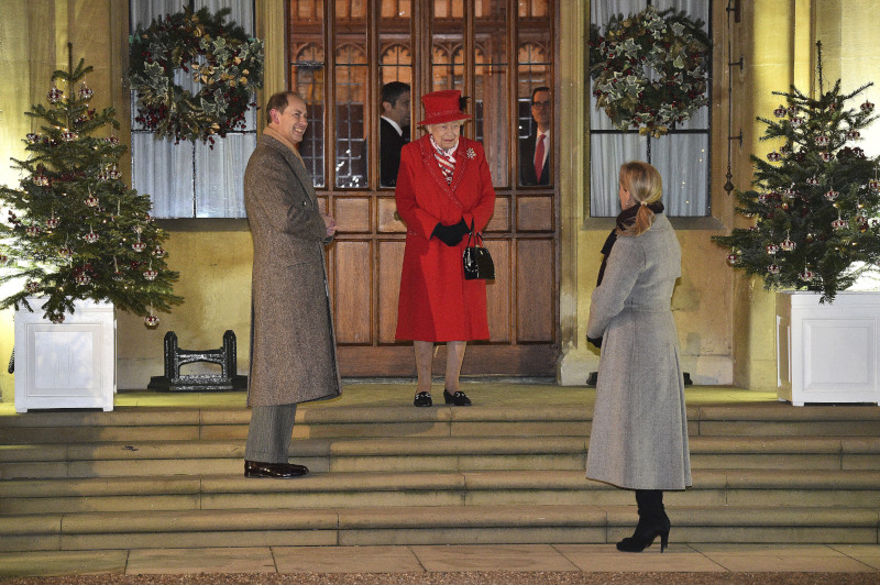 Το ντεμπούτο της Βασίλισσας Ελισάβετ με τον Κάρολο, τον Γουίλιαμ και την Κέιτ σε 9 μήνες 