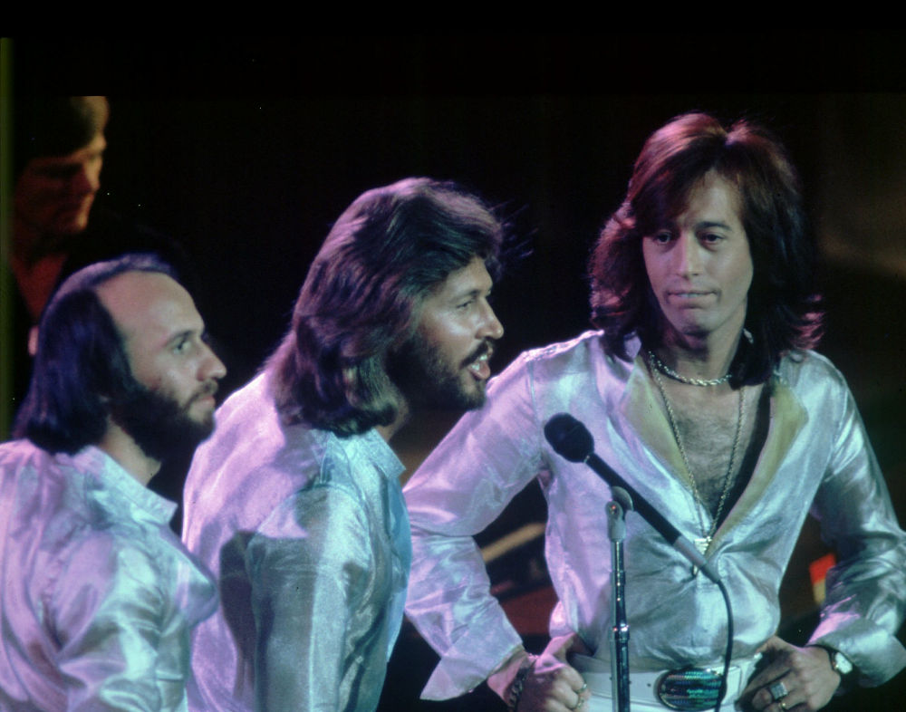 Οι αδερφοί Γκιμπ στη σκηνή με τα γκλαμ κοστούμια τους την περίοδο της παντοκρατορίας των Bee Gees