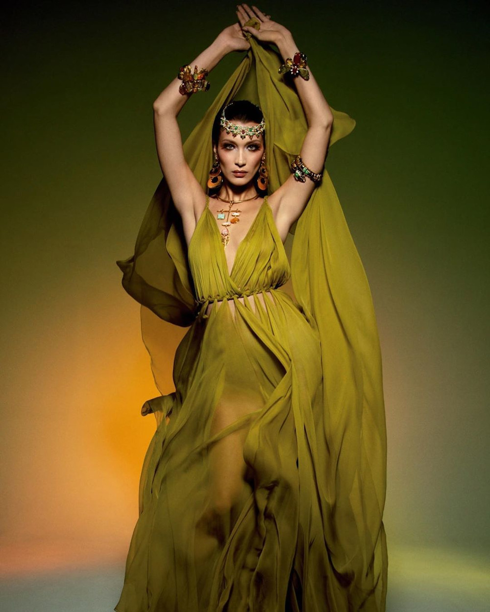 Με εντυπωσιακό, αέρινο λαδί φόρεμα και ιδιαίτερα κοσμήματα η Μπέλα Χαντίντ ποζάρει στην Vogue Paris