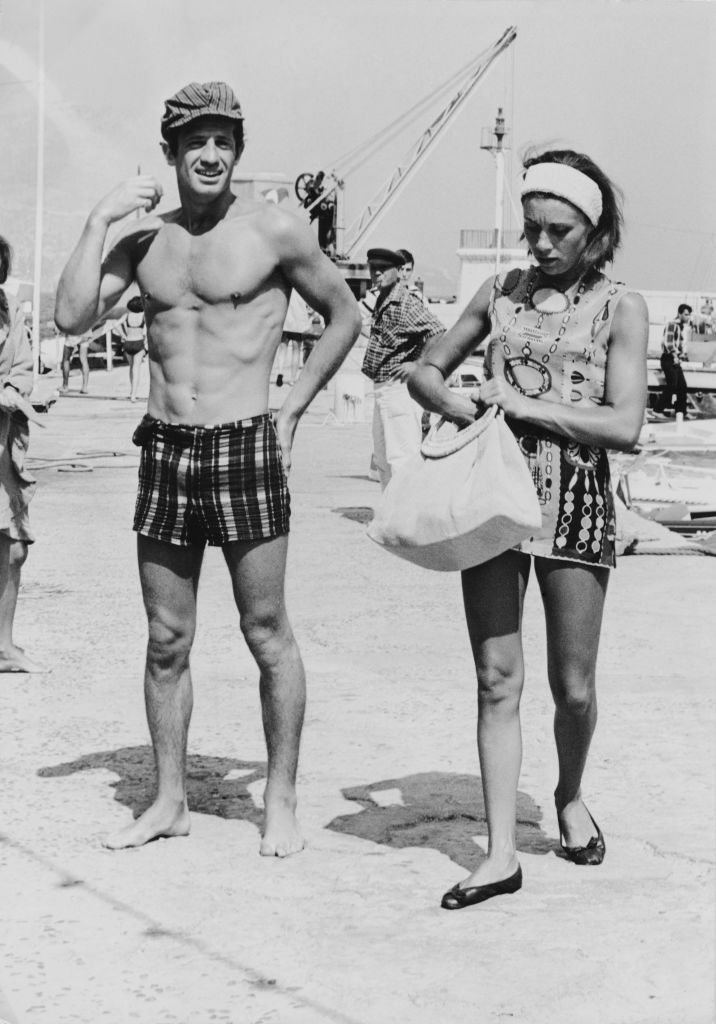 Ασπρόμαυρη φωτογραφία του Μπελμοντό με τη σύζυγό του στην παραλία