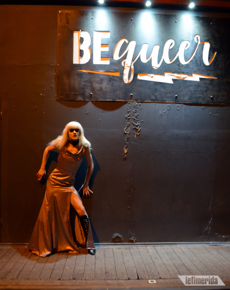 Η Hollywood Volta έξω από το «Bequeer».