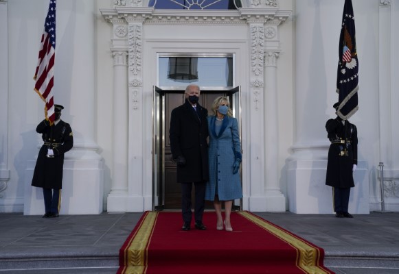 Ο Τζο Μπάιντεν με τη σύζυγό του έξω από την πόρτα του Λευκού Οίκου