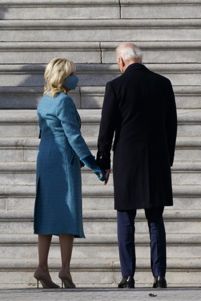 Ο Τζο Μπάιντεν με τη σύζυγό του Τζιλ, χέρι-χέρι ανεβαίνουν τα σκαλιά του Καπιτωλίου 