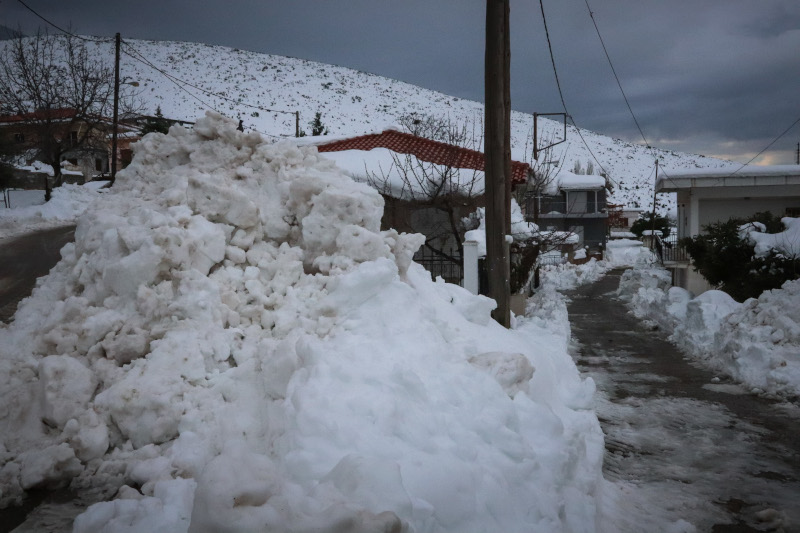 Μεγάλος όγκος χιονιού έχει μαζευτεί από μηχανήματα στις άκρες των δρόμων