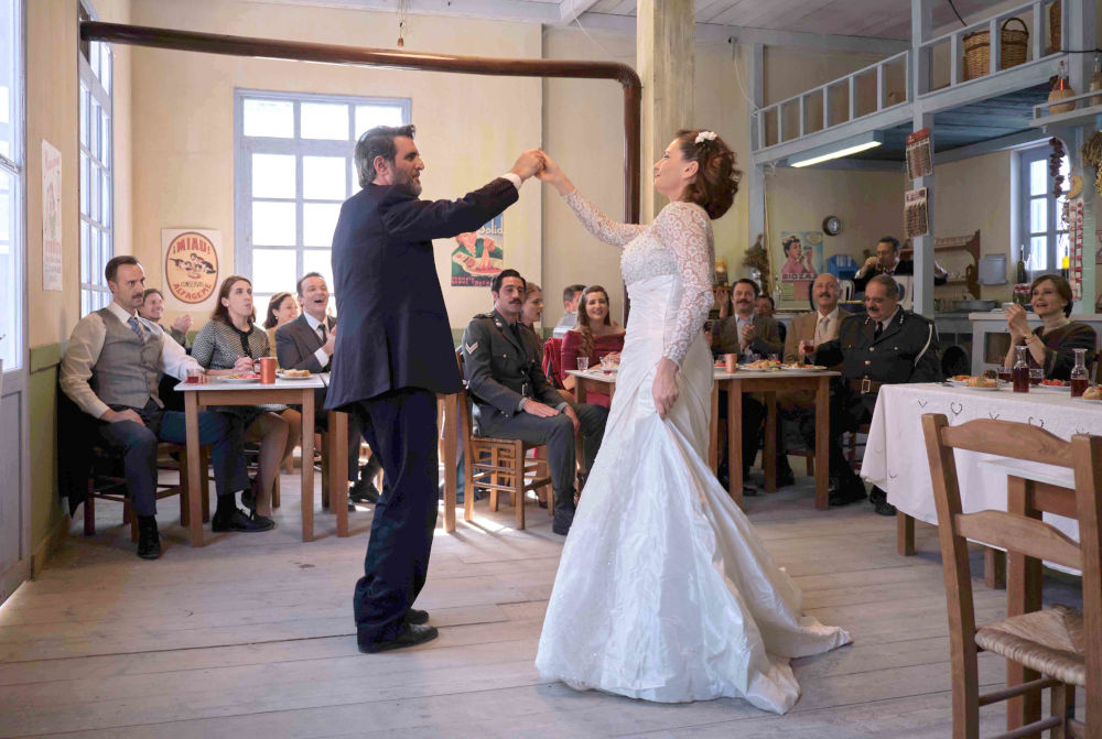 Μιλτιάδης και Βιολέτα χορεύουν στο γλέντι του γάμου τους