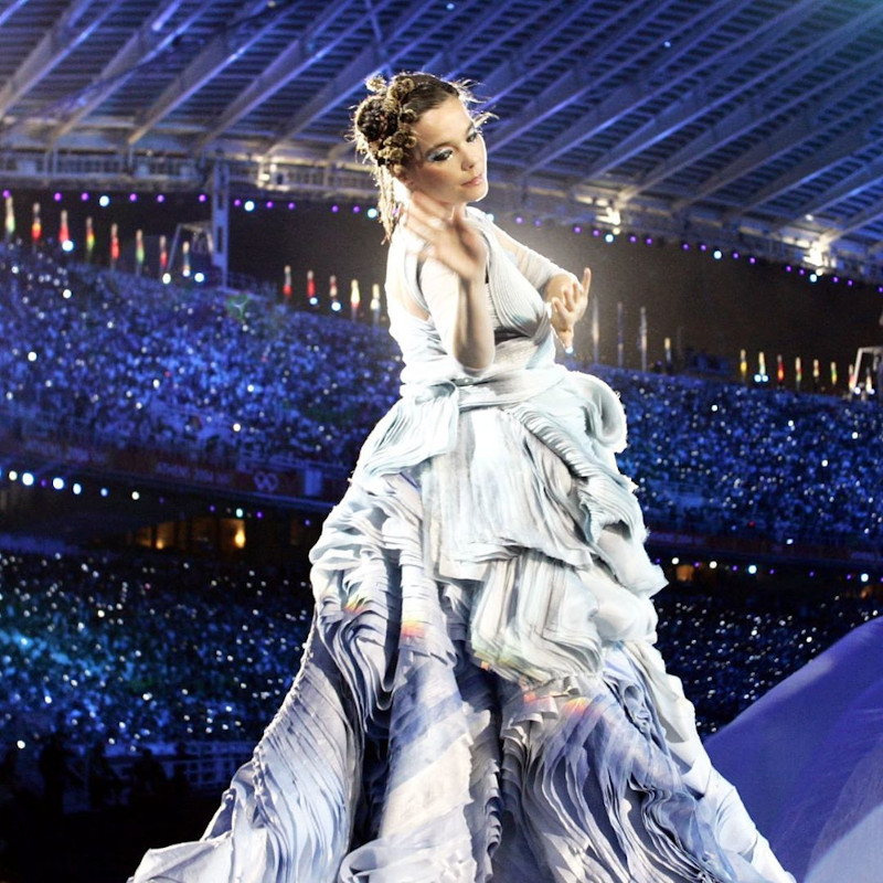 Η Bjork με δημιουργία της Κοκοσαλάκη