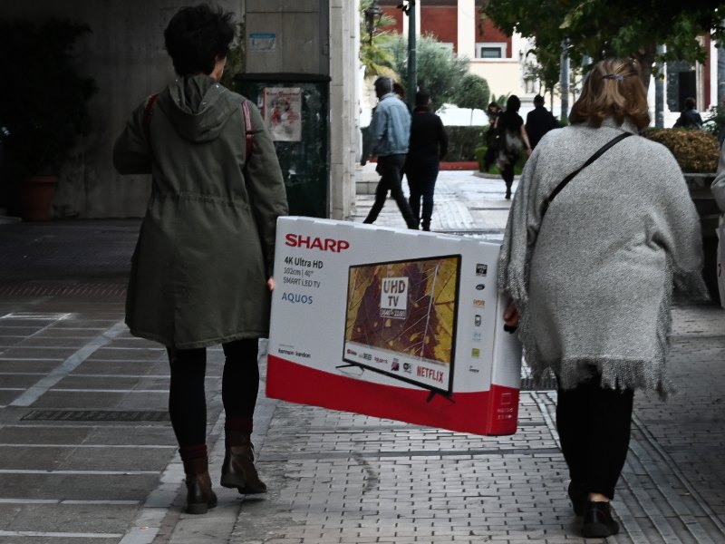 Κάποιοι πήγαν δυο δυο για να μπορέσουν να κουβαλήσουν τις μεγάλες τηλεοράσεις