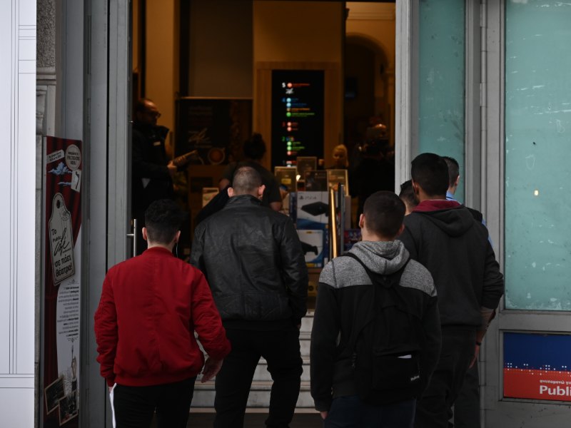Σε κατάστημα στο Σύνταγμα οι πιτσιρικάδες μπήκαν πρώτοι πρώτοι για να ψωνίσουν