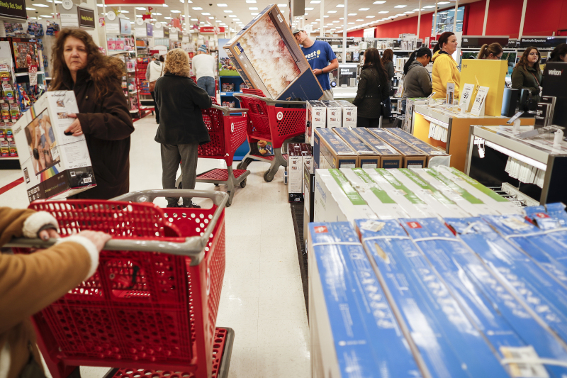 Κόσμος ψωνίζει σε κατάστημα Black Friday