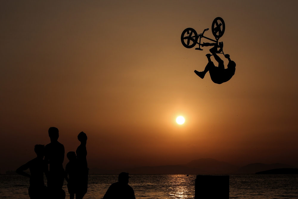 Καθώς έπεφτε ο ήλιο, οι εικόνες από τα άλματα των BMXαδων γίνονται ακόμη πιο εντυπωσιακές