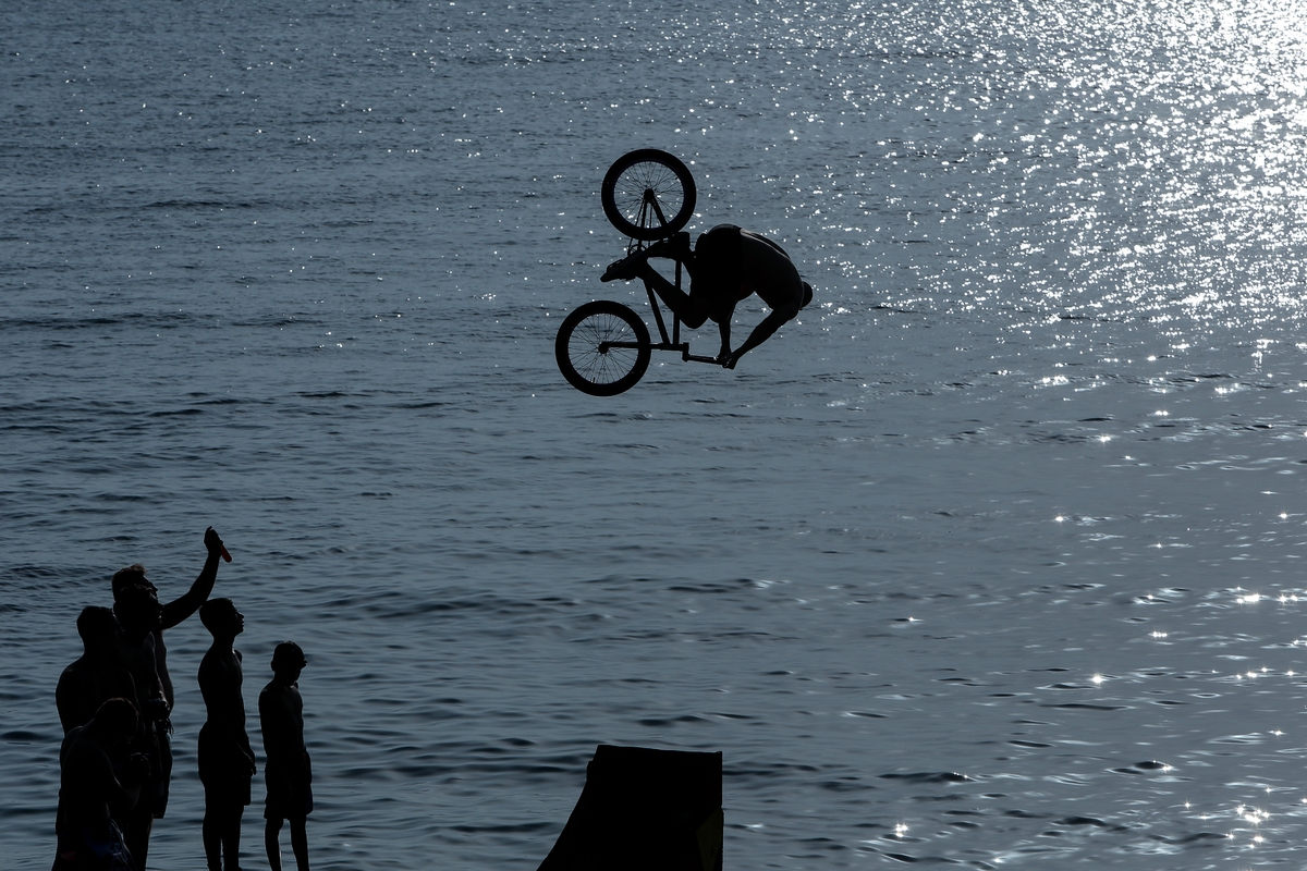 Οι φιγούρες στον αέρα με τα BMX προσφέρονται για εντυπωσιακές φωτογραφίες