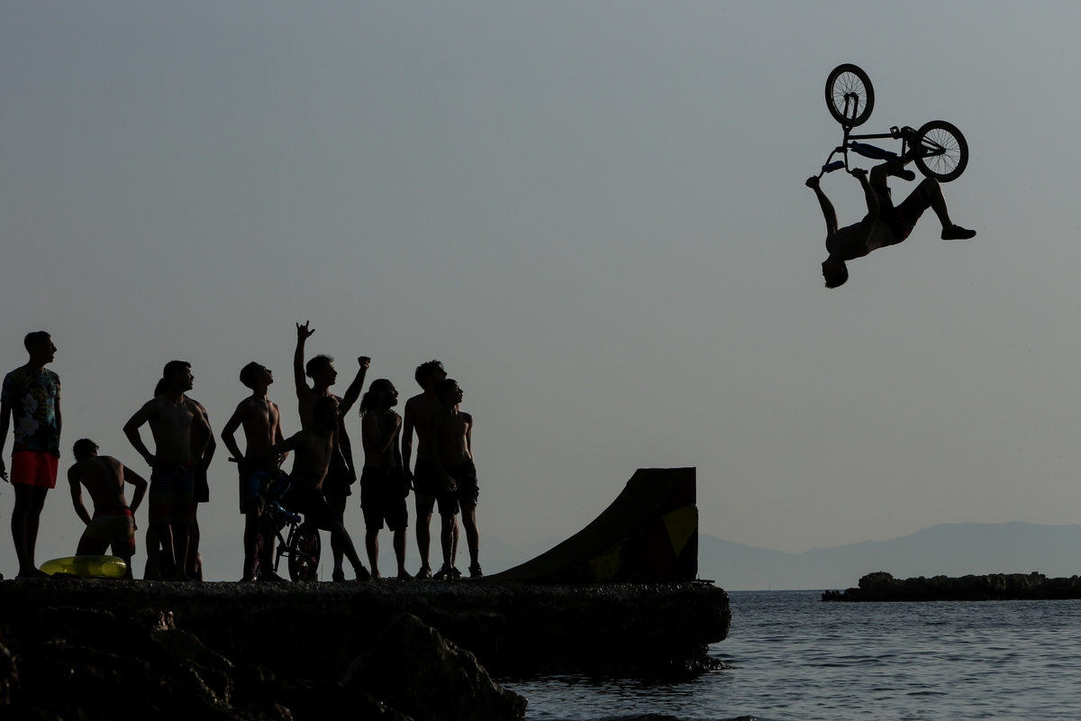 Οι BMXάδες βάλθηκαν να πραγματοποιήσουν τα πιο περίτεχνα άλματά τους πριν πέσουν μαζί με το ποδήλατο στη θάλασσα
