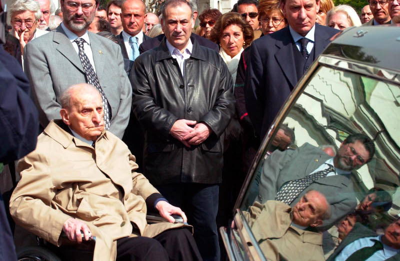 Νορμπέρτο Μπόμπιο σε καρότσι