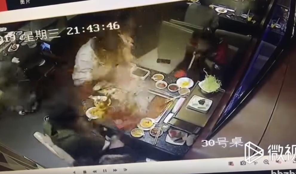 Η καυτή σούπα εξερράγη στο πρόσωπο της σερβιτόρας