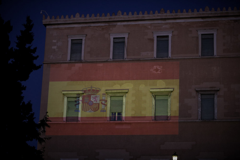  Η προβολή της σημαίας της Ισπανίας στο κτίριο της ελληνικής Βουλής