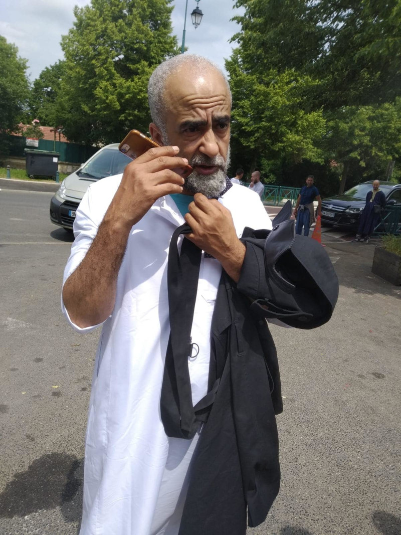 Ο Μπραχίμ Τσίνα, πατέρας μαθήτριας του Σαμουέλ Πατί που έκανε καταγγελία για τον καθηγητή και με αναρτήσεις του στο Facebook καλούσε σε διαμαρτυρία
